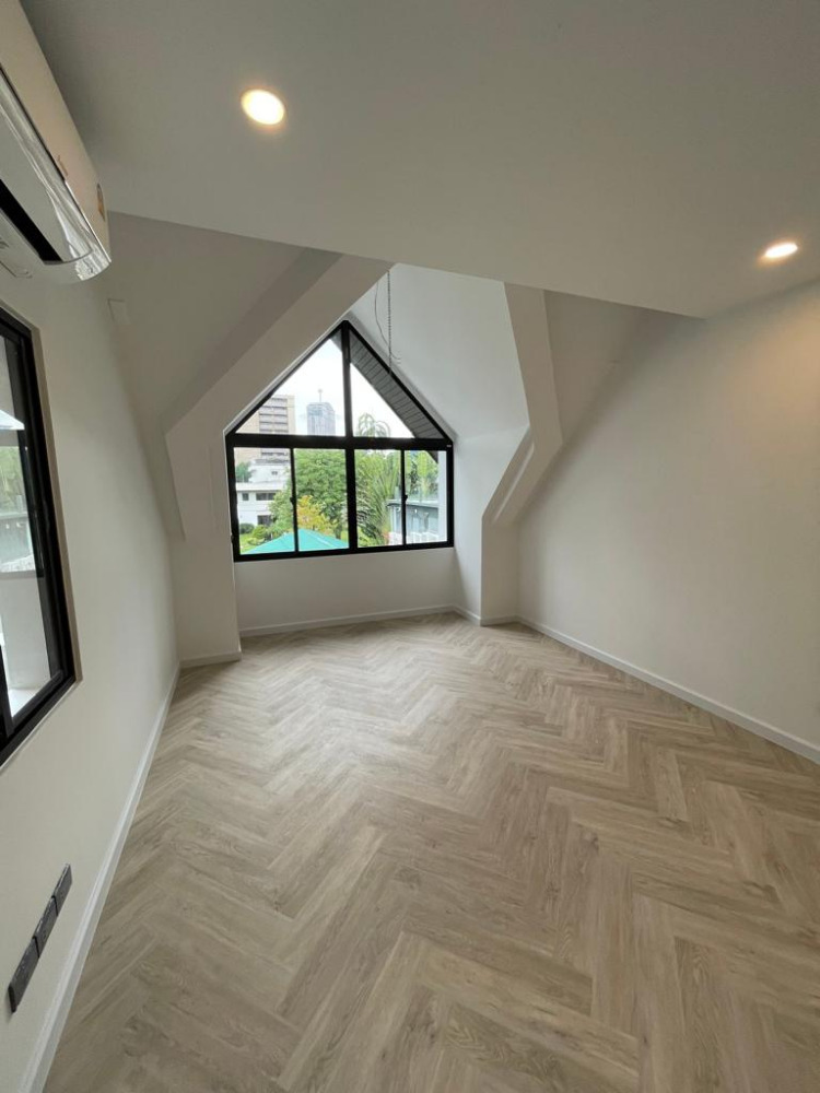 Newly Renovated Townhouse Sukhumvit 39: 33sqwah 37,000,000 Am: 0656199198