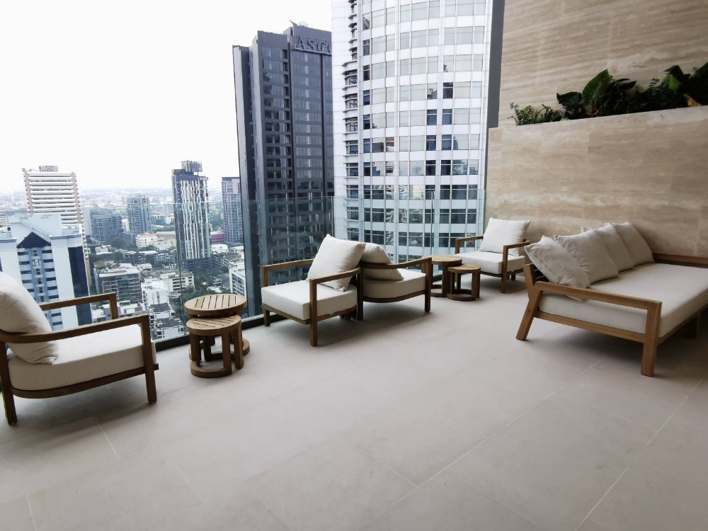 The Strand Thonglor 2bed 2bath 90.6sqm. 31,800,000 Am: 0656199198