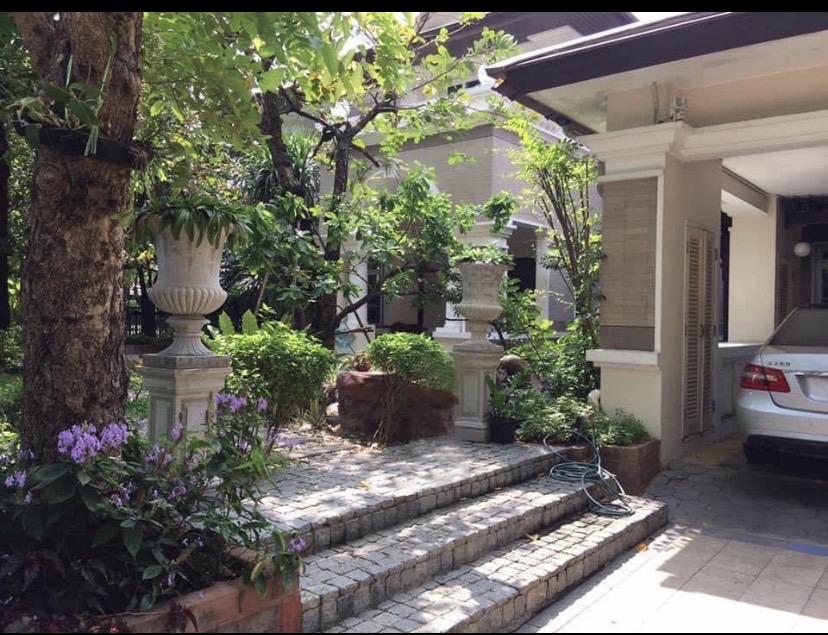 ladawan Ramintra 4bed 5bath 250sqm. 80,000,000 Am: 0656199198