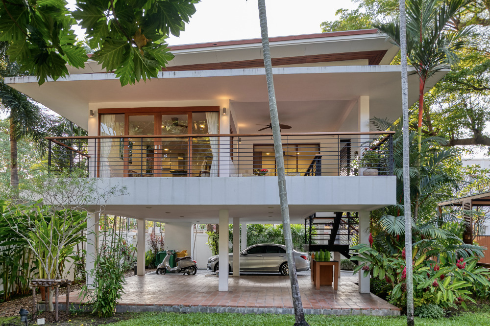 House with private pool wachirathumsathit 4bed 351sqwah 842sqm. 95,000,000 Am: 0656199198