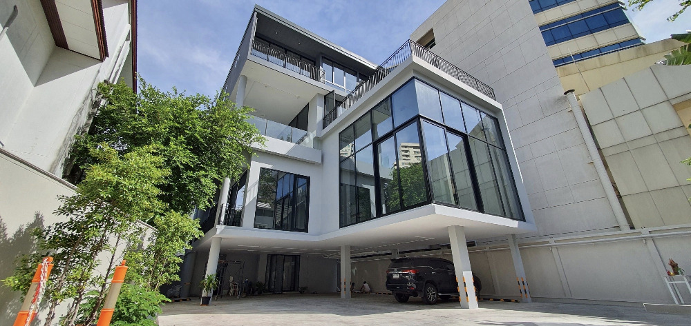 House Sukhumvit 49 110sqwah 930sqm. with pool & lift 120,000,000 Am: 0656199198