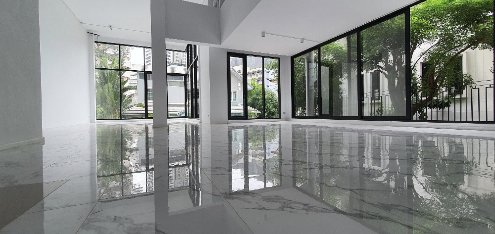 House Sukhumvit 49 110sqwah 930sqm. with pool & lift 120,000,000 Am: 0656199198