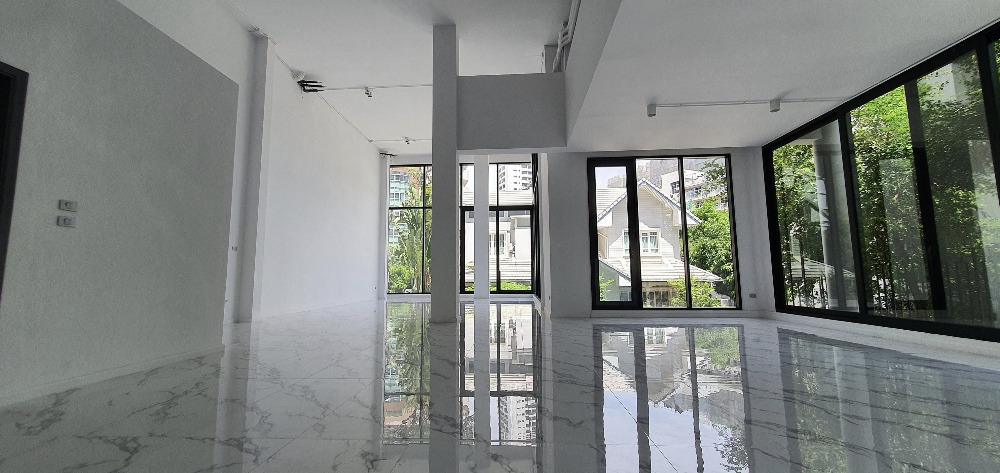 House Sukhumvit 49 110sqwah 930sqm. with pool & lift 120,000,000 Am: 0656199198