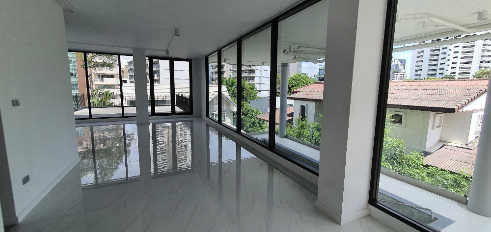 House Sukhumvit 49 110sqwah 930sqm. with pool & lift 120,000,000 Am: 0656199198