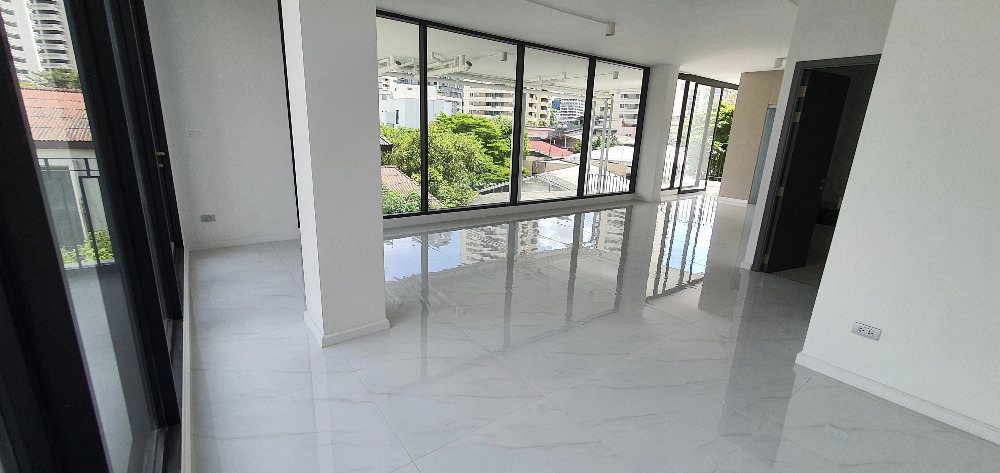 House Sukhumvit 49 110sqwah 930sqm. with pool & lift 120,000,000 Am: 0656199198