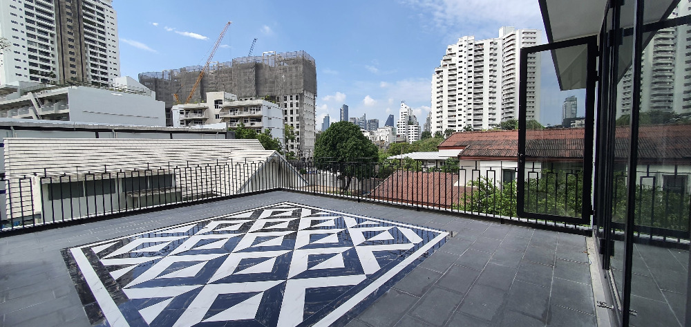 House Sukhumvit 49 110sqwah 930sqm. with pool & lift 120,000,000 Am: 0656199198