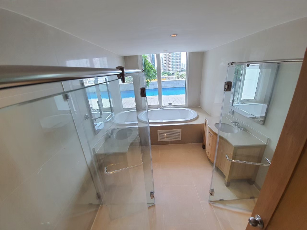 The Empire Place 3bed 3bath 453.55sqm. 180,000/mth Am: 0656199198