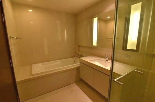 Quattro 2bed 81.03sqm. 2XFl Sale/Rent 21,000,000/ 73,000 corner North/West Am: 0656199198