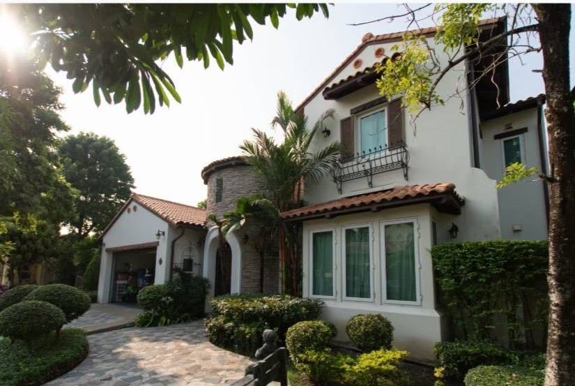 Magnolias Sounthern Californias Bangna km.7 190.20 4bed 4bath 39,000,000 Am: 0656199198