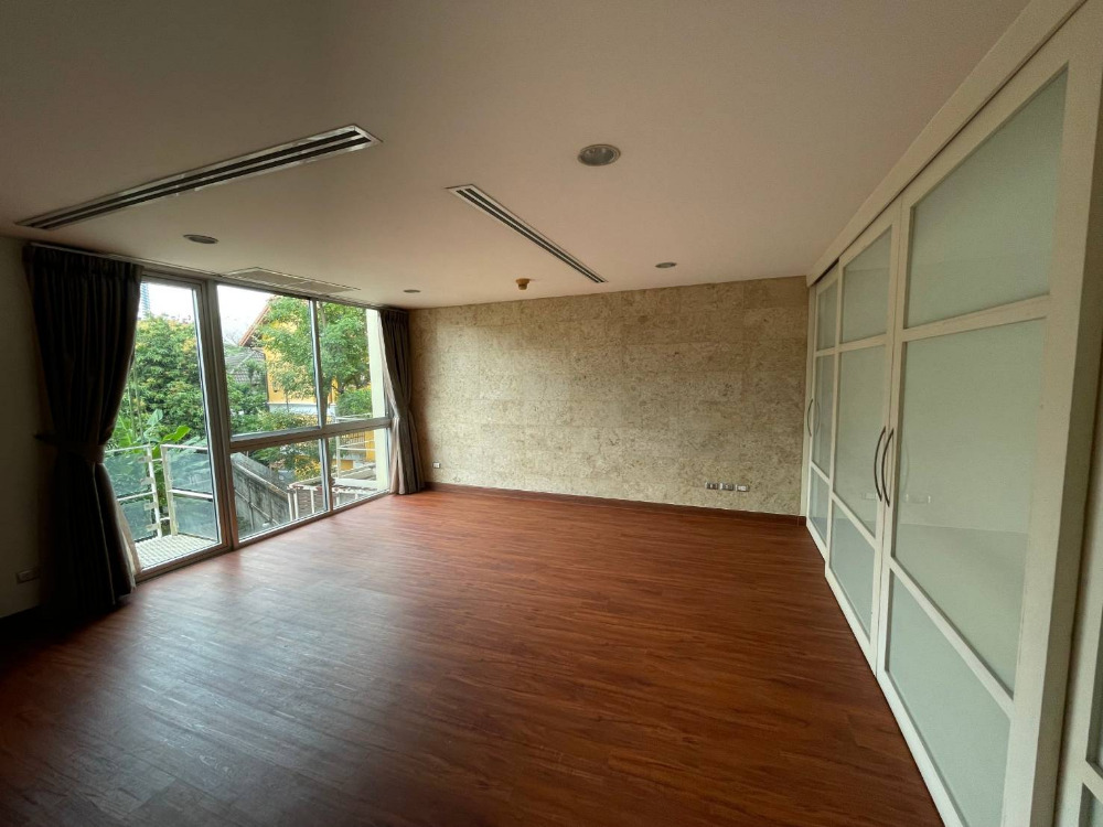 The Lofts Sathorn Sathorn soi 1 320sqm. 3bed 3bath 36,000,000 Am: 0656199198