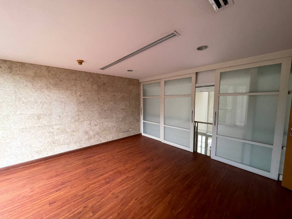 The Lofts Sathorn Sathorn soi 1 320sqm. 3bed 3bath 36,000,000 Am: 0656199198