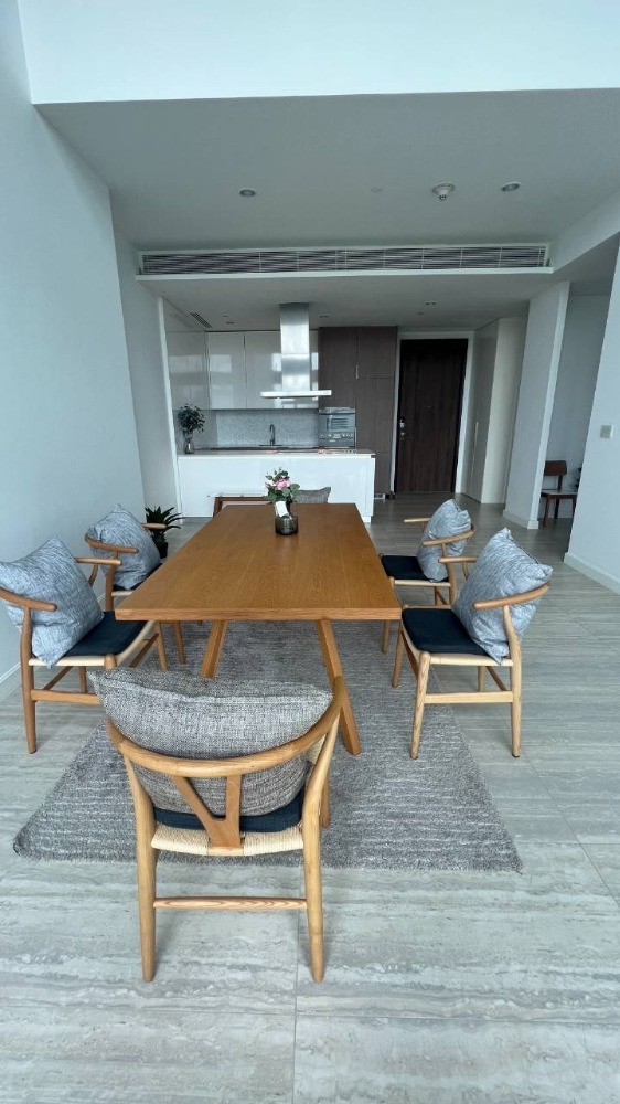 185 Rajadamri 2bed 2bath 160sqm. 200,000/mth Am: 0656199198