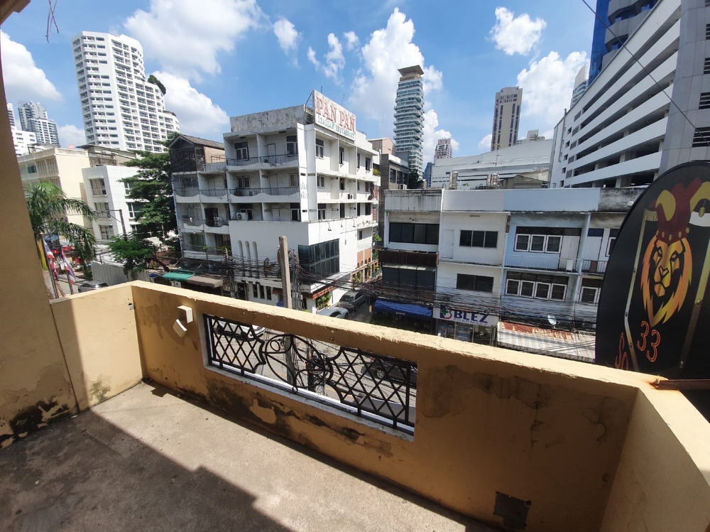 Shophouse Sukhumvit 33 97.5sqwah 690sqm. 4 storey 550,000/mth Am: 0656199918