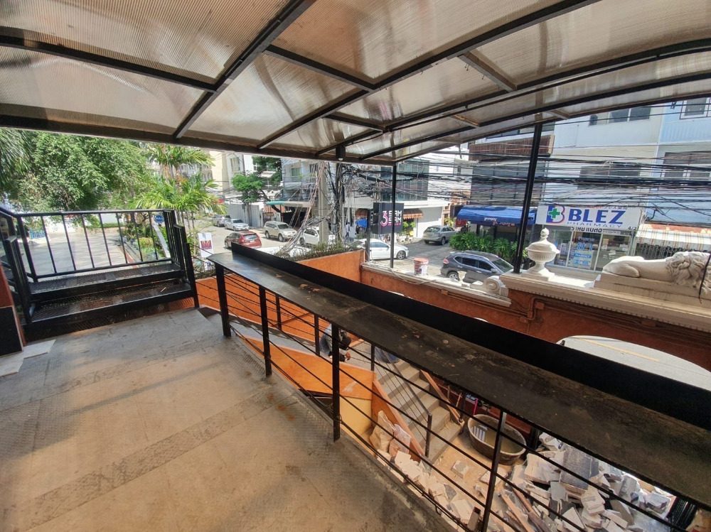 Shophouse Sukhumvit 33 97.5sqwah 690sqm. 4 storey 550,000/mth Am: 0656199918