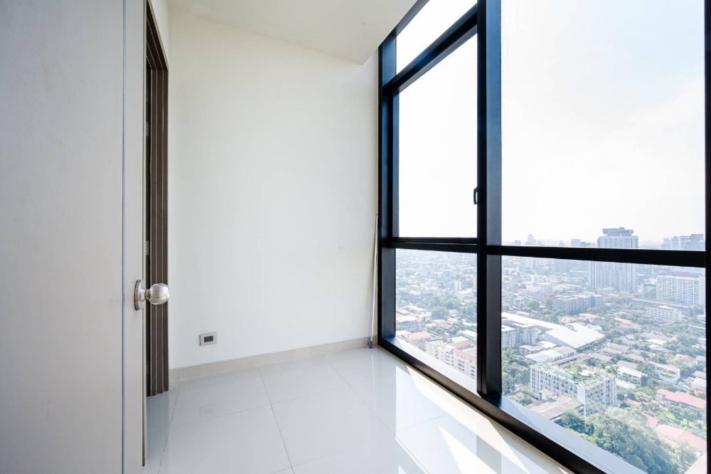 The Monument Thonglor: 3bed 4bath 252sqm. 380,000/mth Am: 0656199198