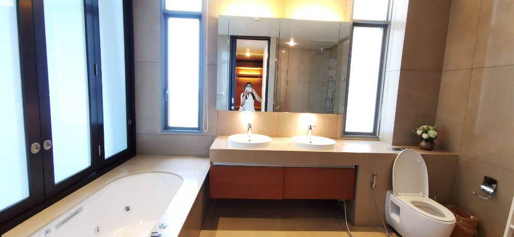 Sukhothai Residences: 1bed 2bath 122sqm. 120,000/mth Am: 0656199198