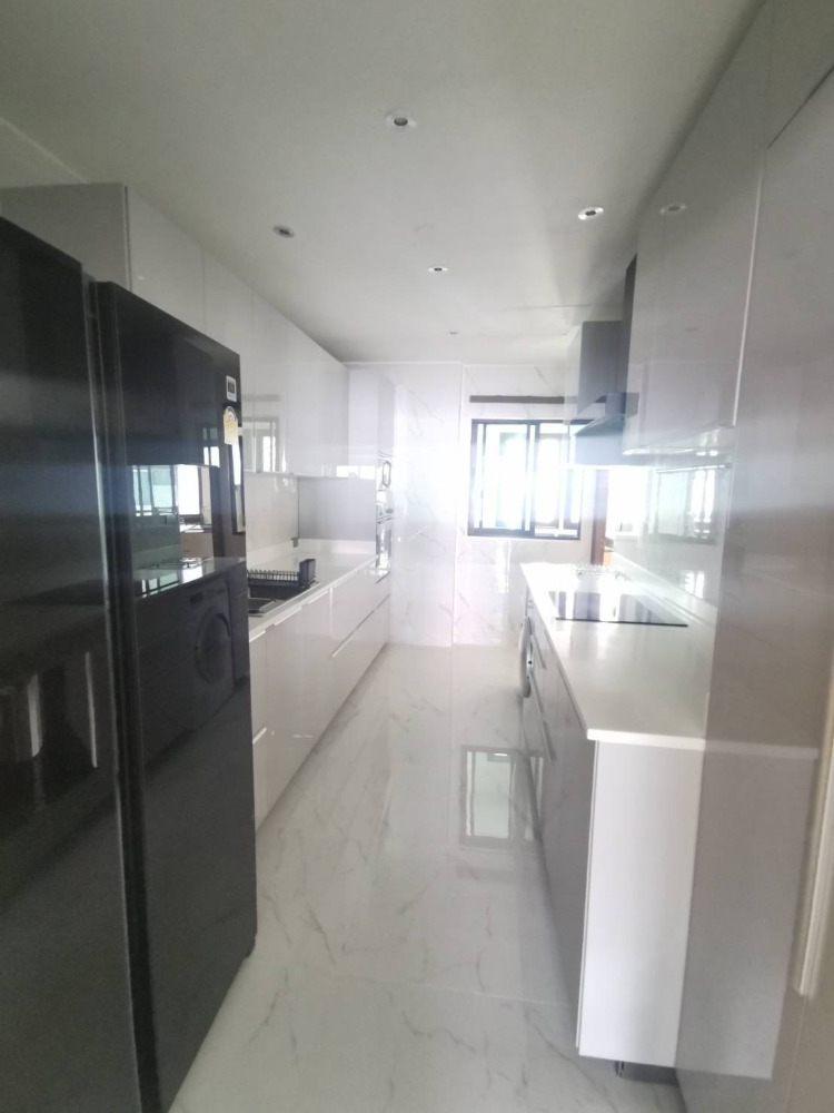 Sathorn Garden: 230sqm. 3bed 4bath + maid 95,000/mth Am: 0656199198