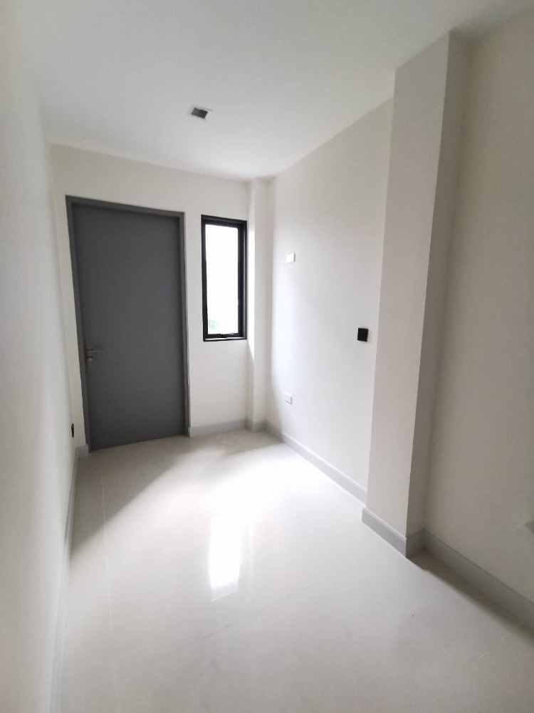 Gentry 1 Pattanakarn 32: 4bed 4bath 76.3 sqw. 55,000,000 Am: 0656199198