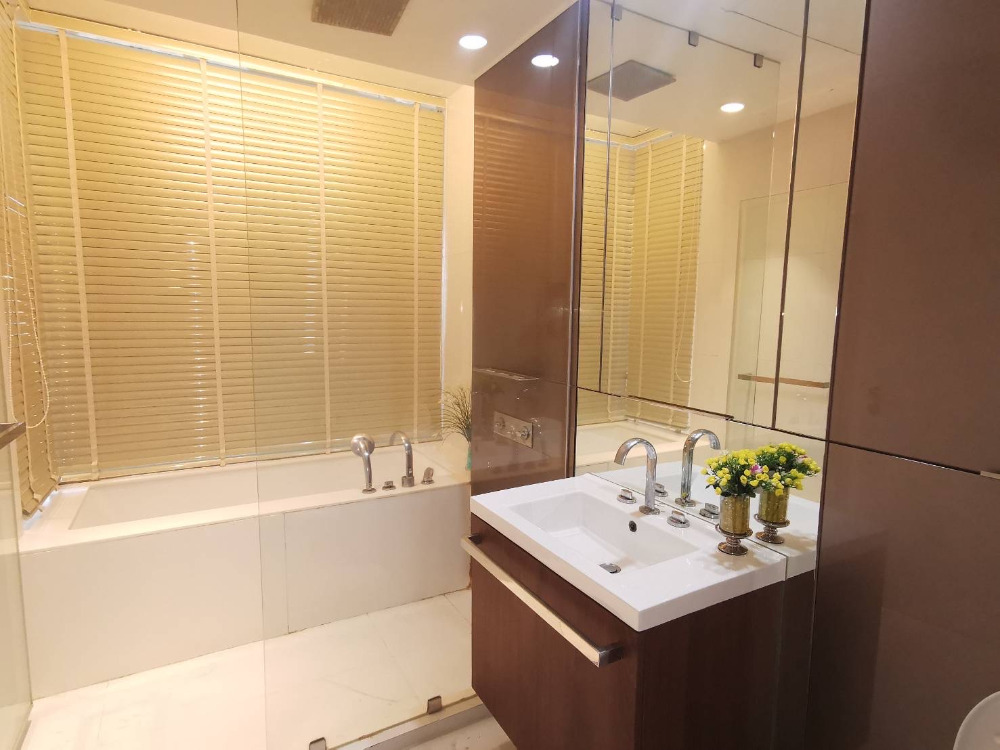 185 Rajadamri: 1bed 1bath  69.52sqm 70,000/mth Am: 0656199198