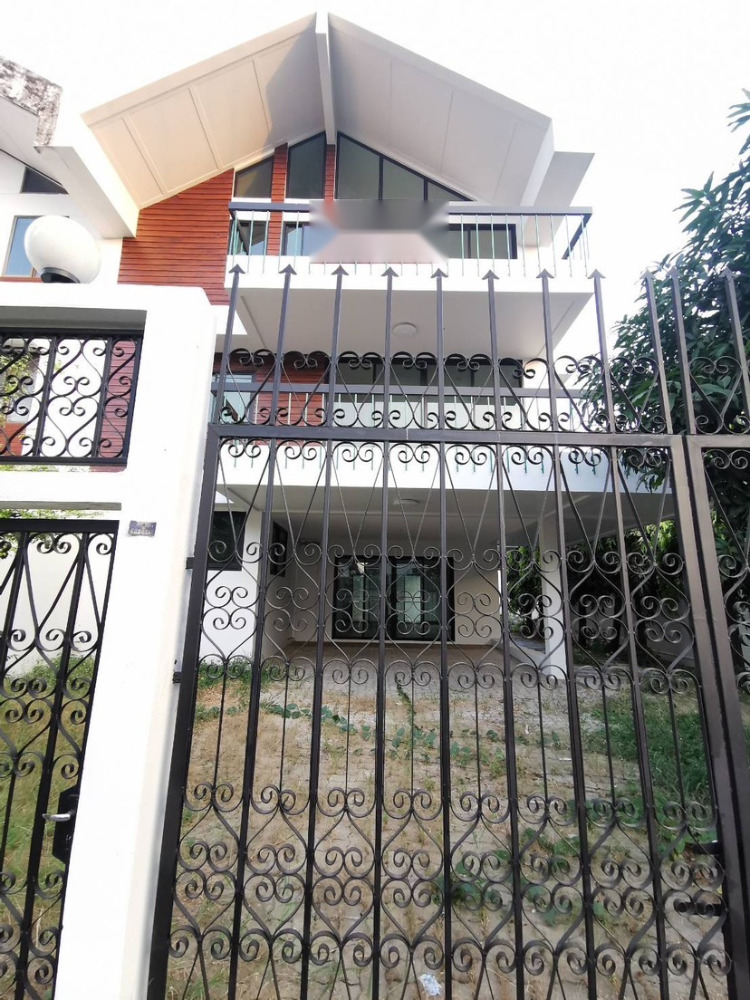 Panya Village Pattanakarn 30: twin house 60sqwah 380sqm. 18,800,000 Am: 0656199198