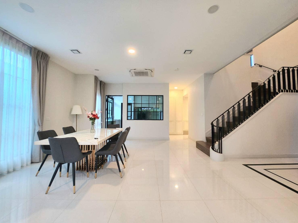 Nantawan Rama 9-New Krungthep Kreetha: 103.8 sqw 302sqm. 230,000/mth Am: 0656199198