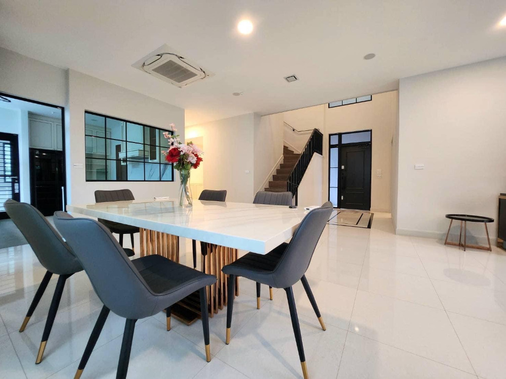 Nantawan Rama 9-New Krungthep Kreetha: 103.8 sqw 302sqm. 230,000/mth Am: 0656199198