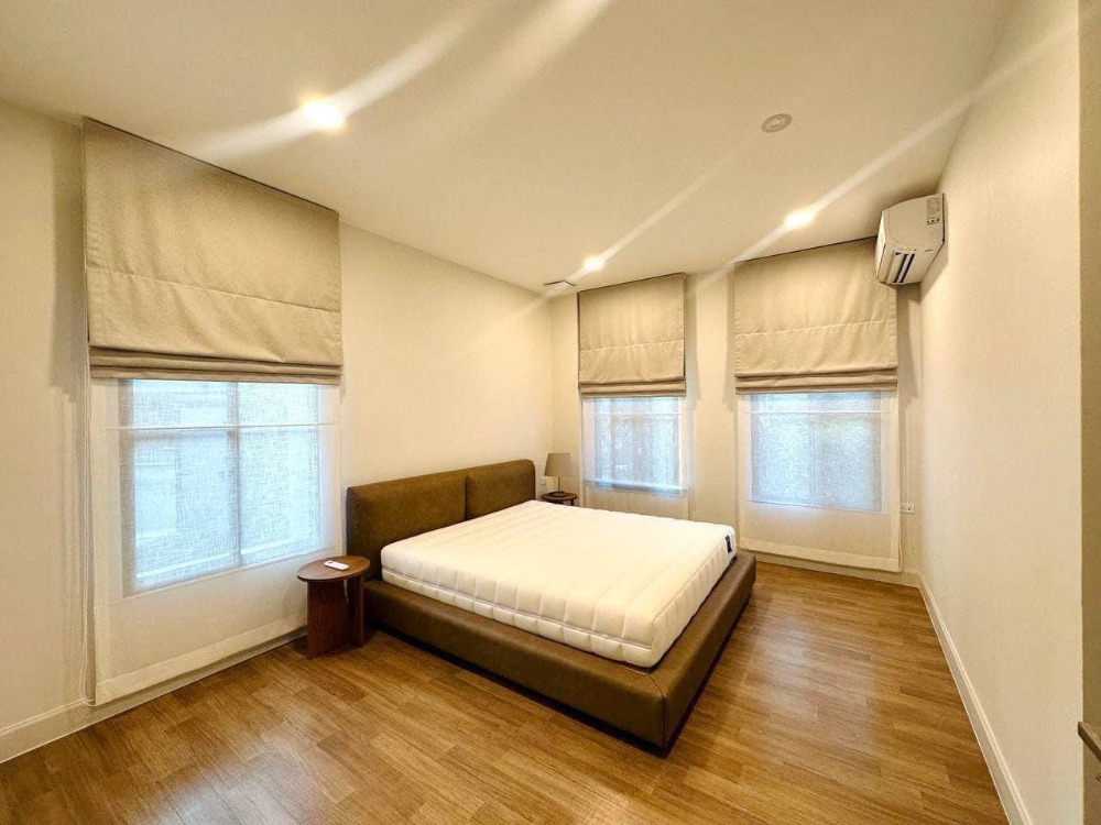 Nantawan Rama 9-New Krungthep Kreetha: 103.8 sqw 302sqm. 230,000/mth Am: 0656199198