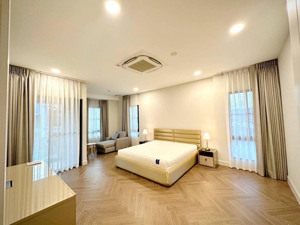 Nantawan Rama 9-New Krungthep Kreetha: 103.8 sqw 302sqm. 230,000/mth Am: 0656199198