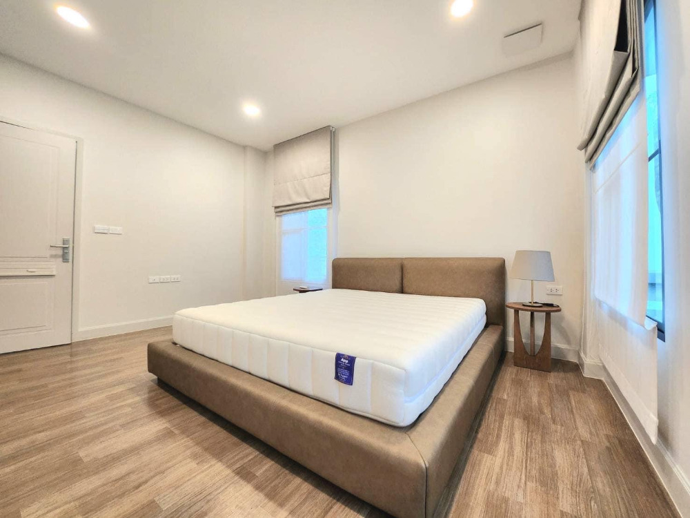 Nantawan Rama 9-New Krungthep Kreetha: 103.8 sqw 302sqm. 230,000/mth Am: 0656199198