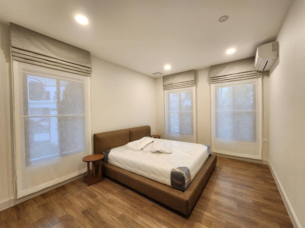 Nantawan Rama 9-New Krungthep Kreetha: 103.8 sqw 302sqm. 230,000/mth Am: 0656199198