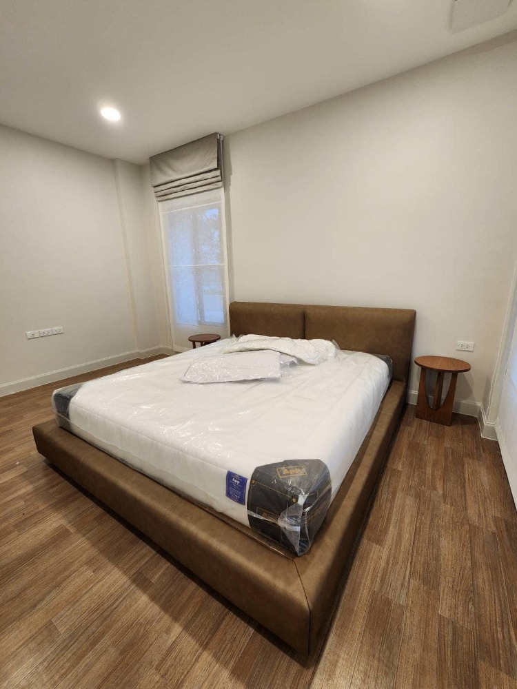 Nantawan Rama 9-New Krungthep Kreetha: 103.8 sqw 302sqm. 230,000/mth Am: 0656199198