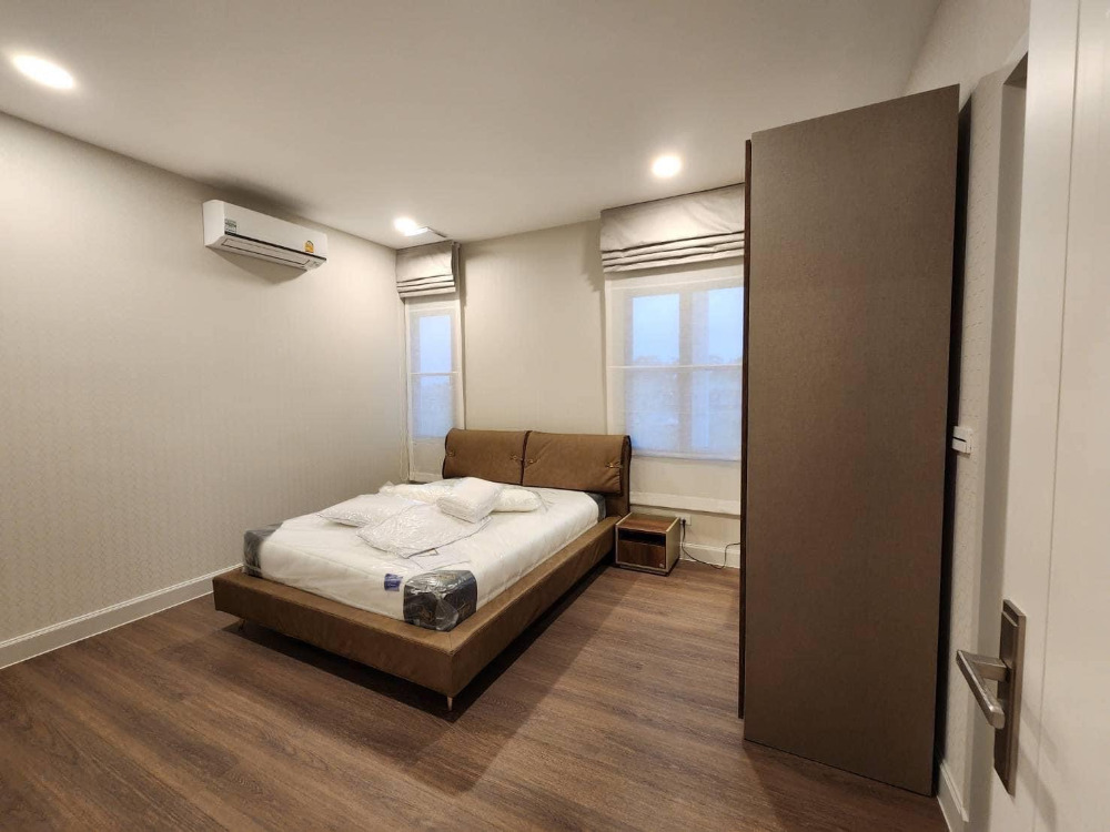 Nantawan Rama 9-New Krungthep Kreetha: 103.8 sqw 302sqm. 230,000/mth Am: 0656199198