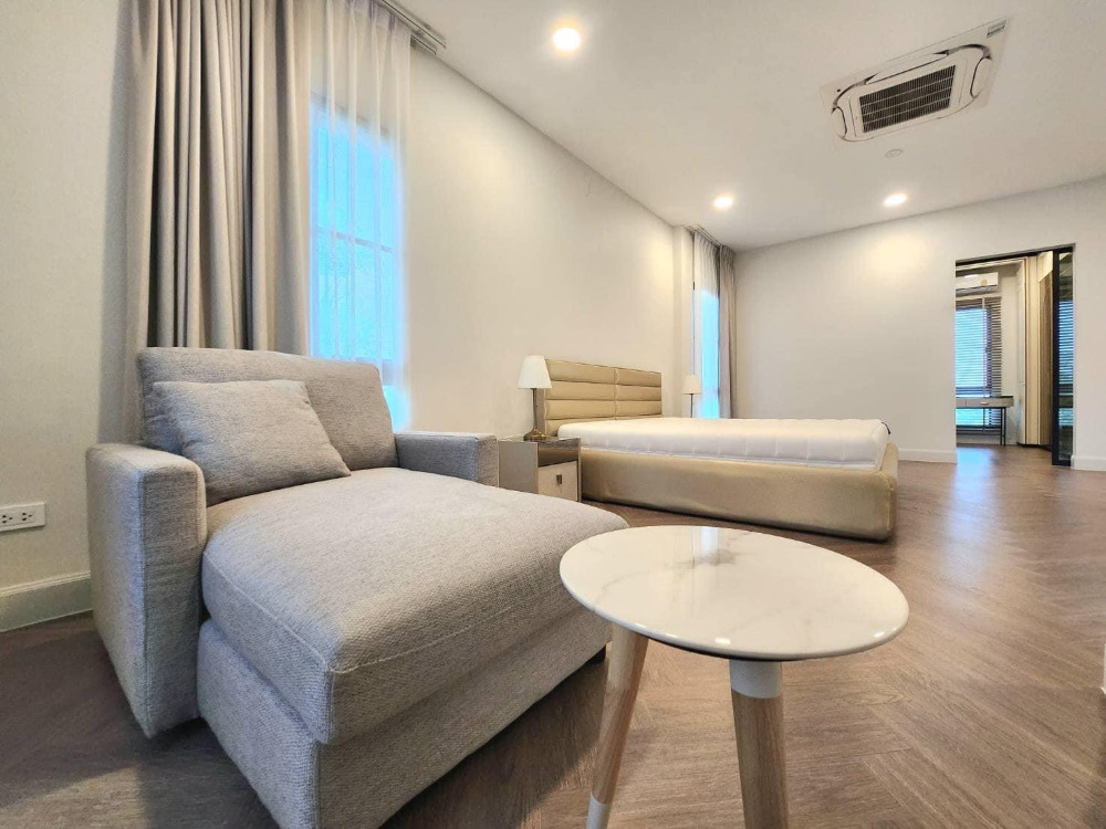 Nantawan Rama 9-New Krungthep Kreetha: 103.8 sqw 302sqm. 230,000/mth Am: 0656199198