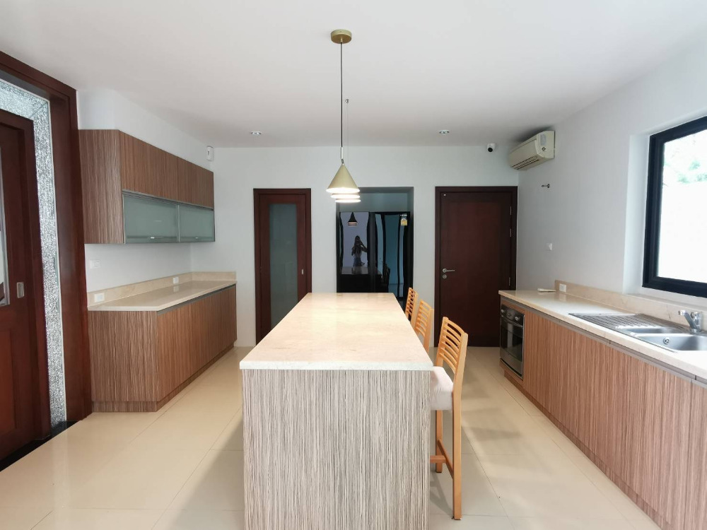 Panya Village Pattanakarn 30: 143sqwah 4bed 4bath newly renovated 60,000,000 Am: 0656199198