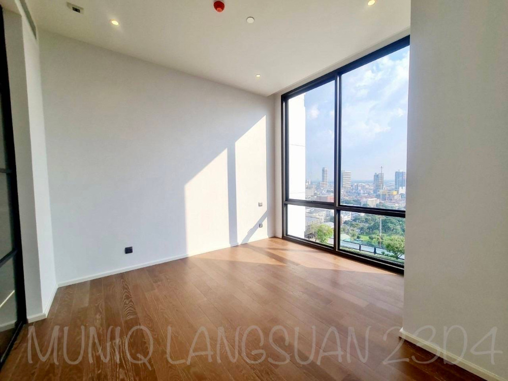 Muniq Langsuan: 3bed 4bath 123.29sqm. 200,000/mth Am: 0656199198