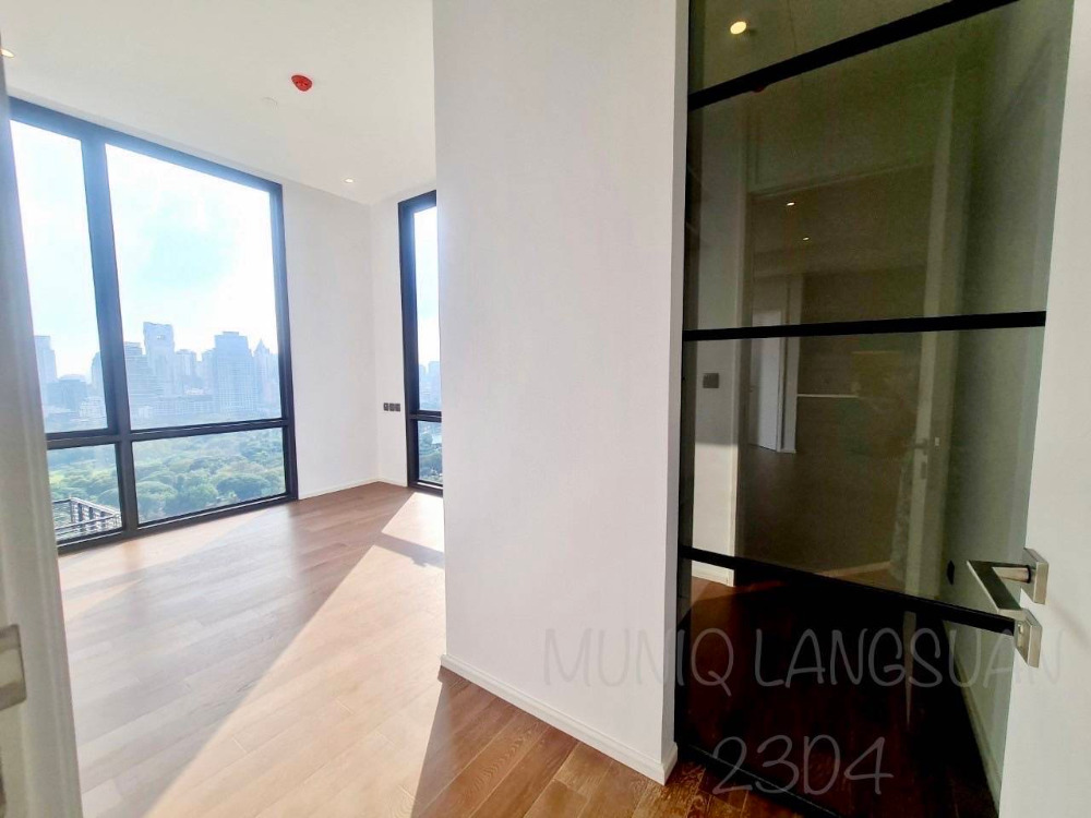 Muniq Langsuan: 3bed 4bath 123.29sqm. 200,000/mth Am: 0656199198