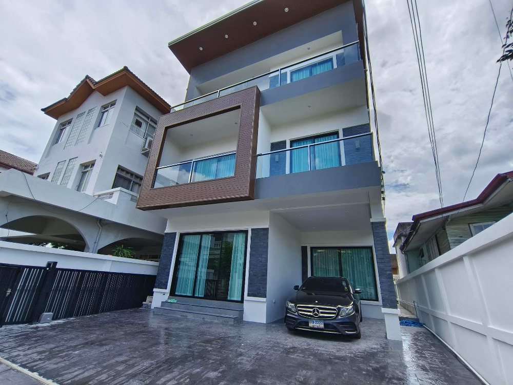 Single House Sukhumvit 65: 50sqwah 330sqm. 4bed 5bath 40,000,000 Am: 0656199198