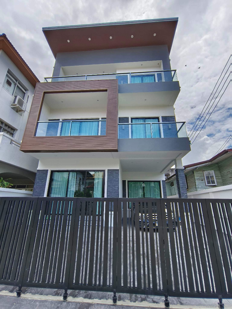 Single House Sukhumvit 65: 50sqwah 330sqm. 4bed 5bath 40,000,000 Am: 0656199198