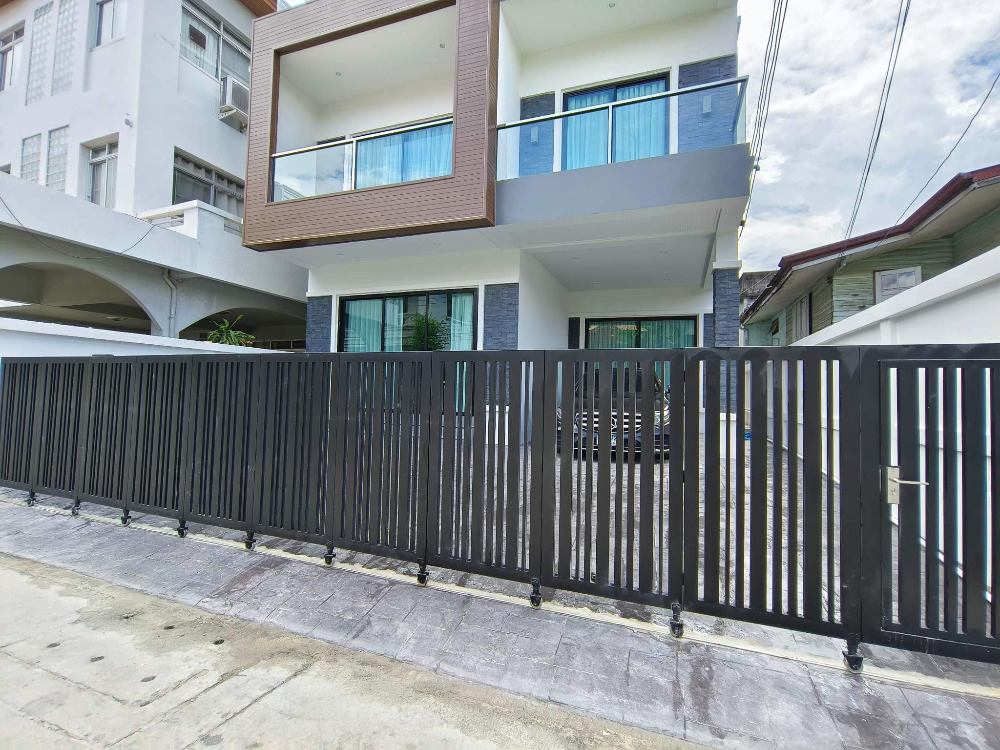 Single House Sukhumvit 65: 50sqwah 330sqm. 4bed 5bath 40,000,000 Am: 0656199198