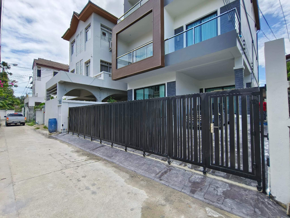 Single House Sukhumvit 65: 50sqwah 330sqm. 4bed 5bath 40,000,000 Am: 0656199198