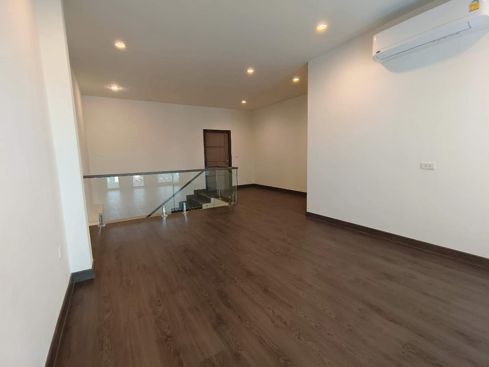 Single House Sukhumvit 65: 50sqwah 330sqm. 4bed 5bath 40,000,000 Am: 0656199198