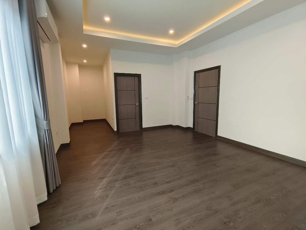 Single House Sukhumvit 65: 50sqwah 330sqm. 4bed 5bath 40,000,000 Am: 0656199198