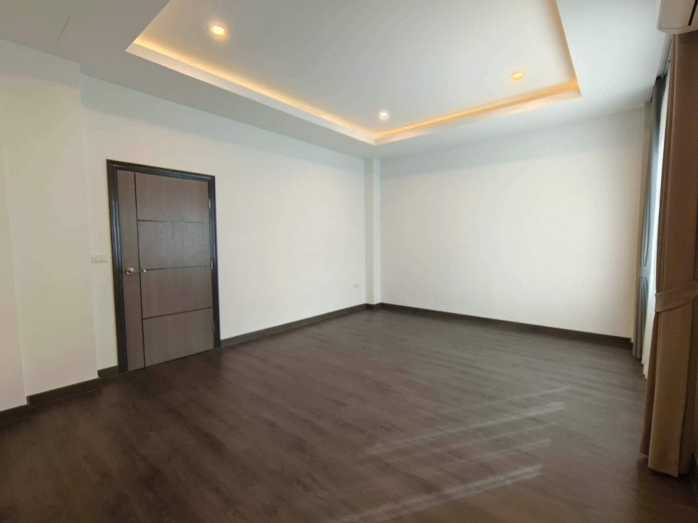 Single House Sukhumvit 65: 50sqwah 330sqm. 4bed 5bath 40,000,000 Am: 0656199198