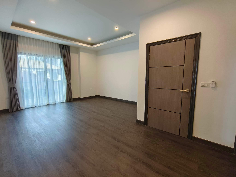 Single House Sukhumvit 65: 50sqwah 330sqm. 4bed 5bath 40,000,000 Am: 0656199198