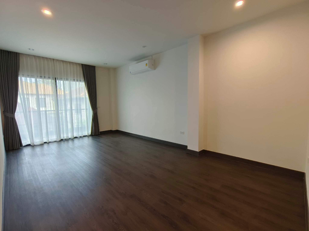 Single House Sukhumvit 65: 50sqwah 330sqm. 4bed 5bath 40,000,000 Am: 0656199198