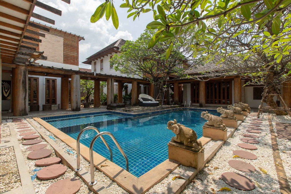 House Nuanchan (นวลจันทร์) Ramindra: 386 sqwah 1,544 sqm. 5bed 8bath 100,000,000 Am: 0656199198