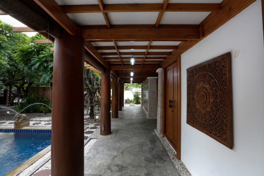 House Nuanchan (นวลจันทร์) Ramindra: 386 sqwah 1,544 sqm. 5bed 8bath 100,000,000 Am: 0656199198