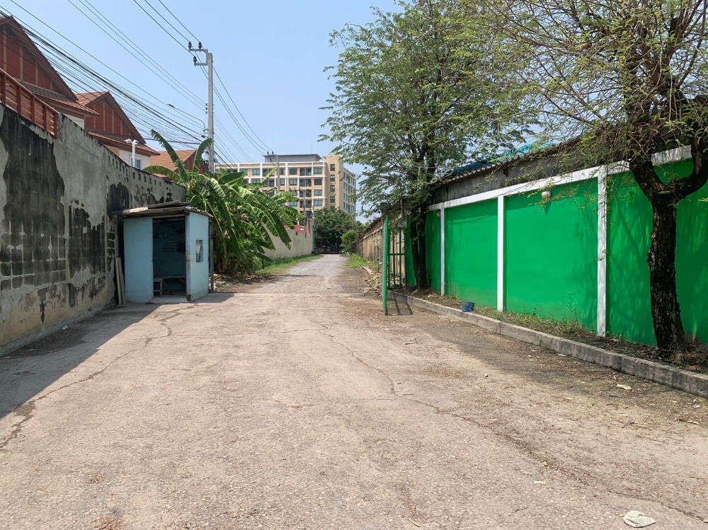 Land for sell Prachauthit 33: 28 Rai 292sqwah Sell: 839,000,000 Am: 0656199198