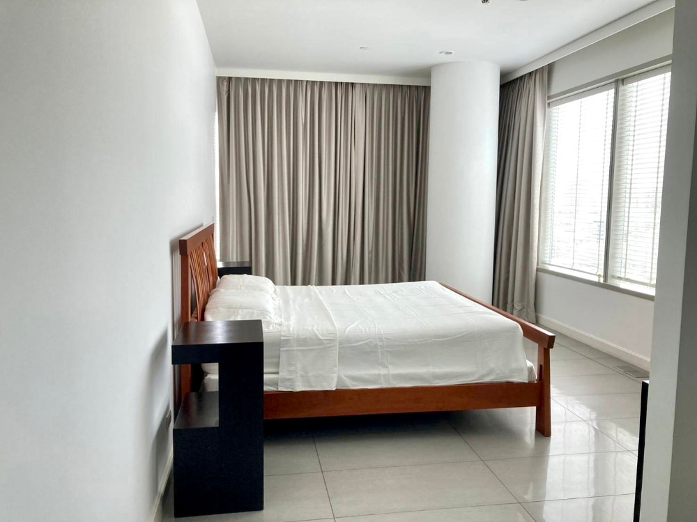 185 Rajadamri 3+1bed 4bath 225sqm. 230,000/mth Am: 0656199198