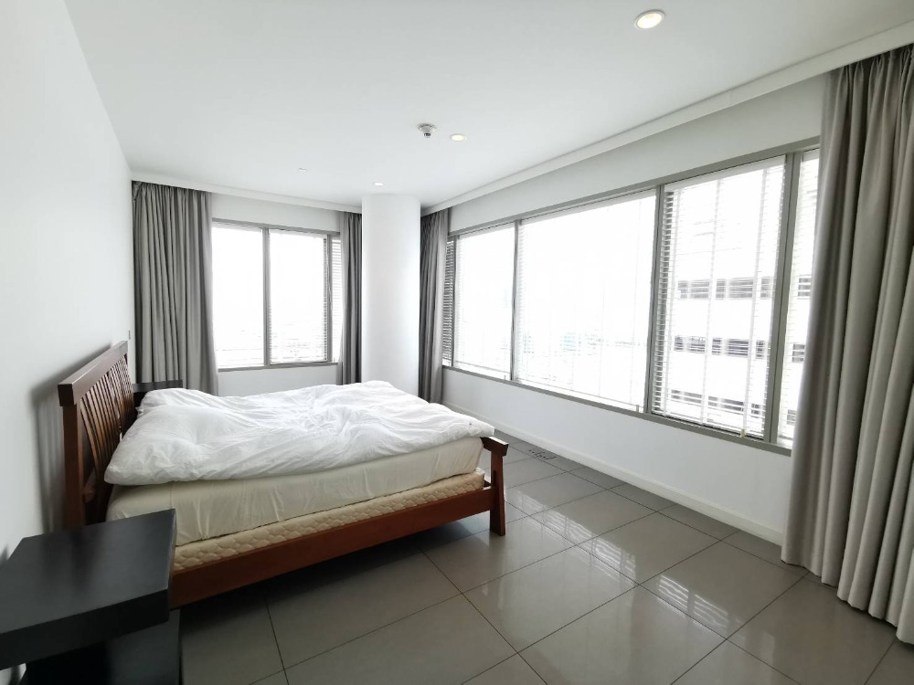 185 Rajadamri 3+1bed 4bath 225sqm. 230,000/mth Am: 0656199198